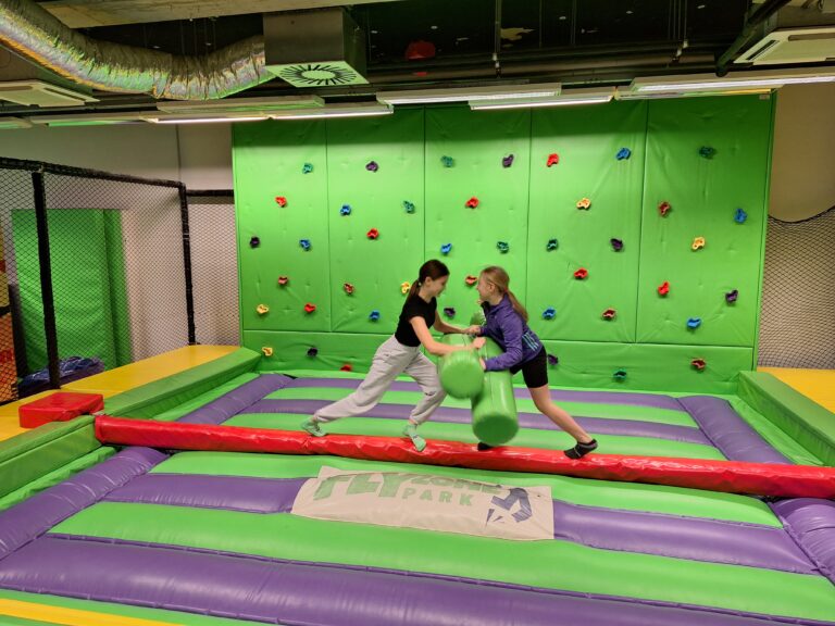 Výlet nejlepších sběračů tříděného odpadu do FlyZone v Hradci Králové